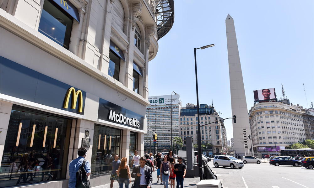McDonald’s abrió un nuevo local en Ezeiza y remodeló el del Obelisco
