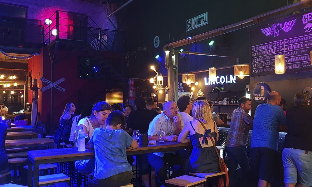 Brauhaus Vier, la birrería de Caballito ambientada en un taller mecánico