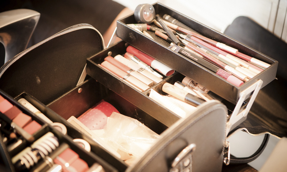 La guía definitiva con todo lo que no puede faltar en el bolso de maquillaje