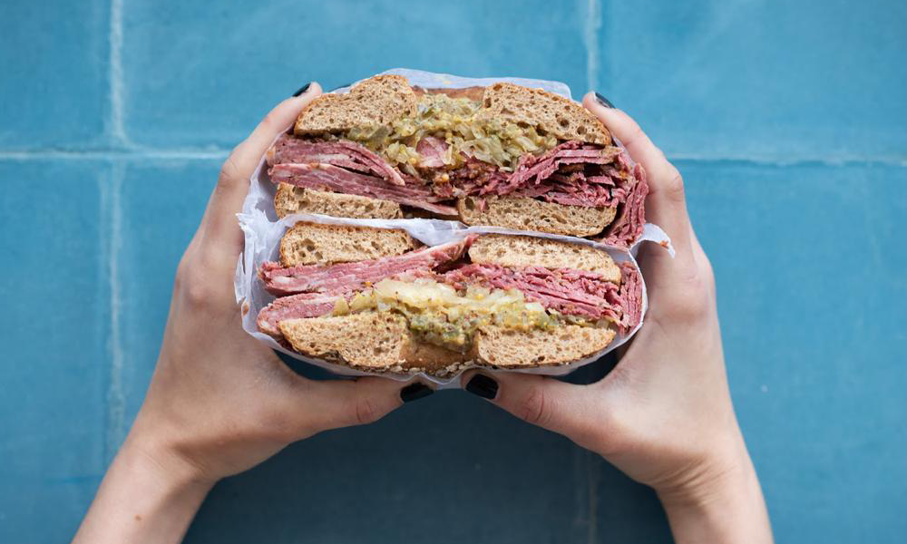 Maikel & Billy llega al mercado de San Telmo con sus bagels