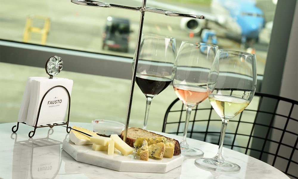 Entre vinos y espumantes llega el verano en Fausto Wine Bar