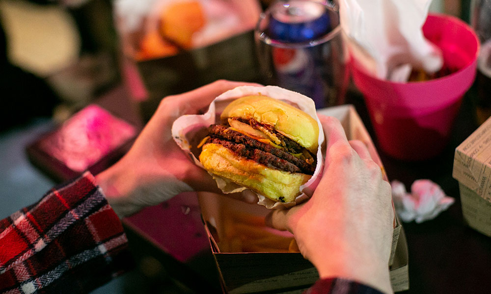 Vegan Fox estrena su vereda al aire libre presentando sabores del fast food vegano